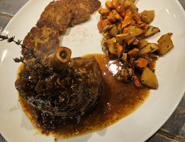 Souris d'agneau du Pays confite et garnitures du moment